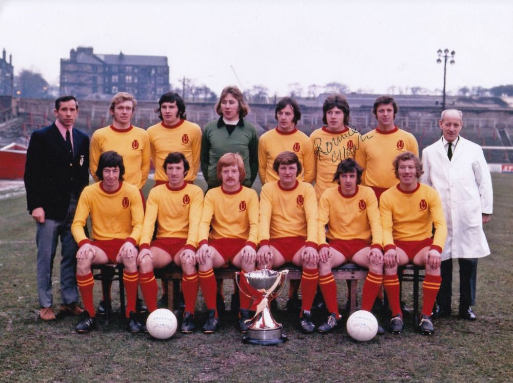 Lot 631: Autographed RONNIE GLAVIN 8 x 6 photo :...