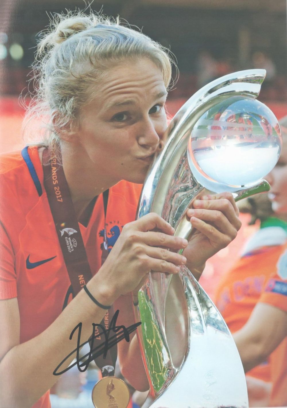 Lot 260: Vivianne Miedema signed Netherlands 12x8 colour photo. Anna...