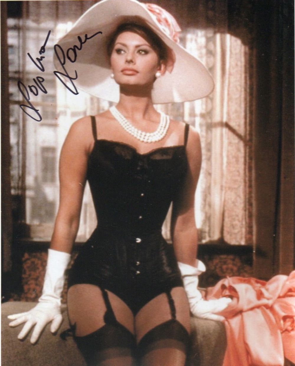 Lot 331: Sophia Loren. 10x8 picture. Good condition. All autographs...