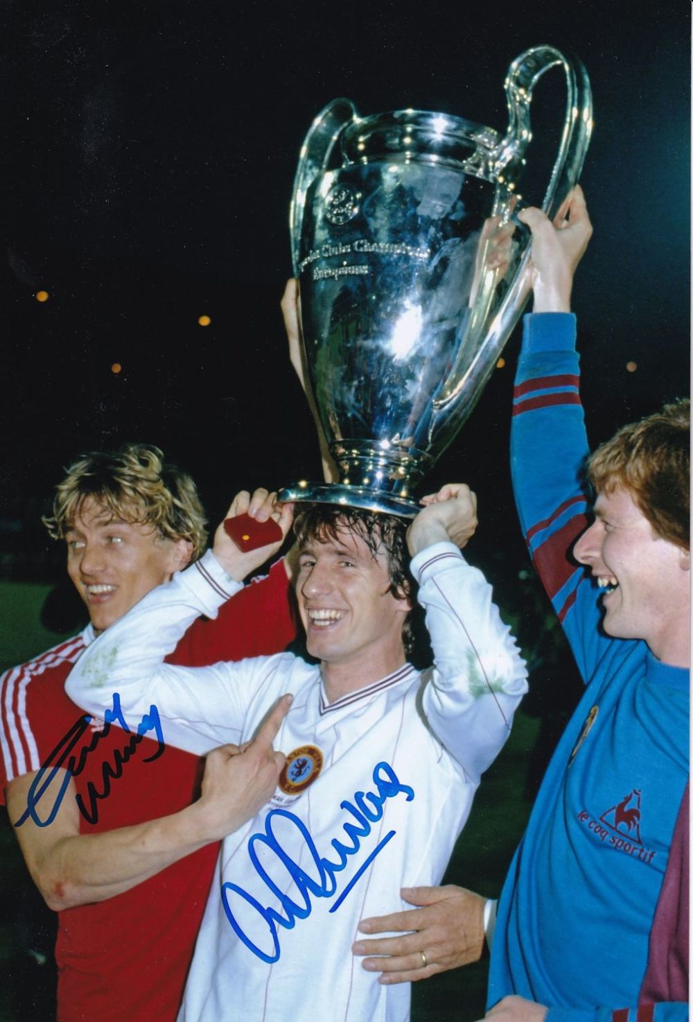 Lot 501: Autographed ASTON VILLA 12 x 8 photo :...