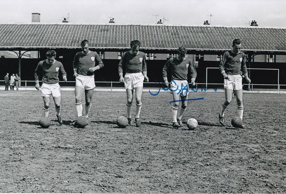 Lot 509: Autographed DAVID GIBSON 12 x 8 photo :...
