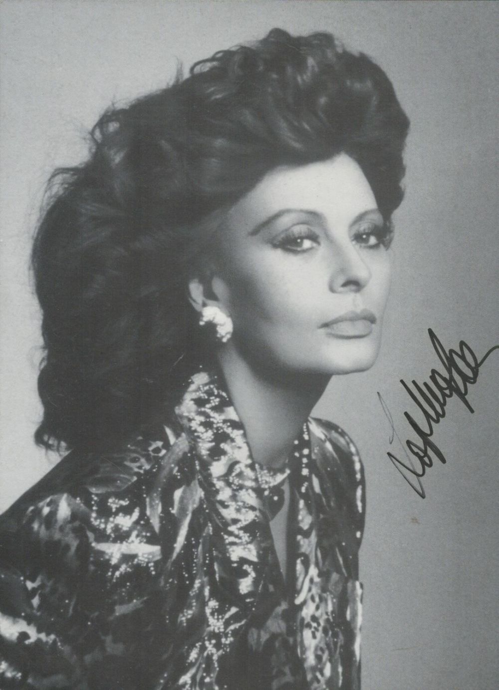 Lot 254: Sophia Loren signed 9x8inch black and white photo....