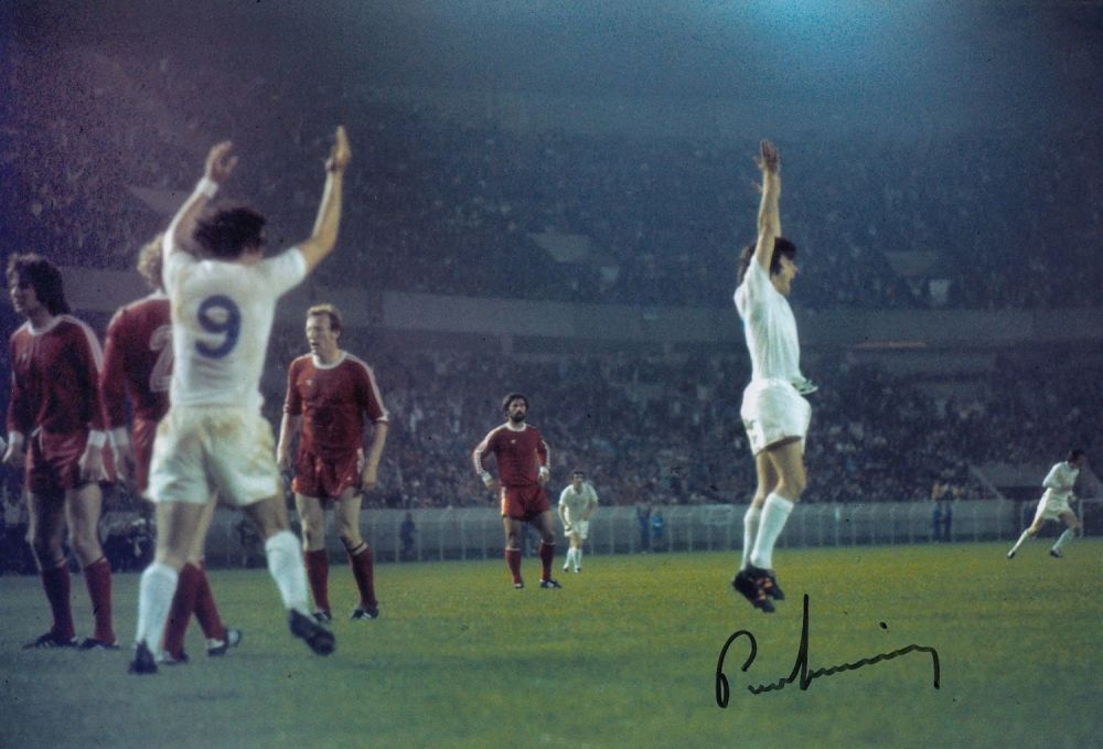 Lot 415: Football Autographed Peter Lorimer 12 X 8 Photo:...
