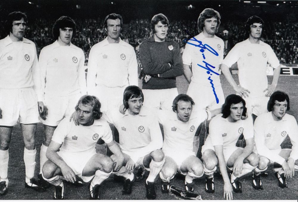 Lot 418: Football Autographed Gordon Mcqueen 12 X 8 Photo:...