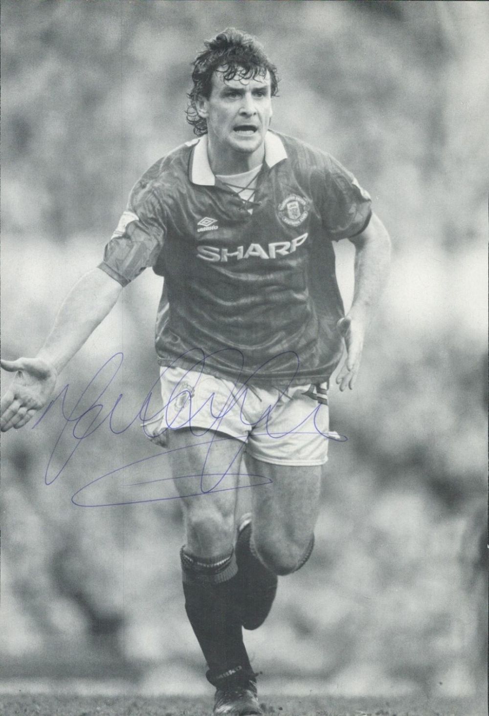 Lot 339: MARK HUGHES signed Manchester United 8x12 Picture. Good...
