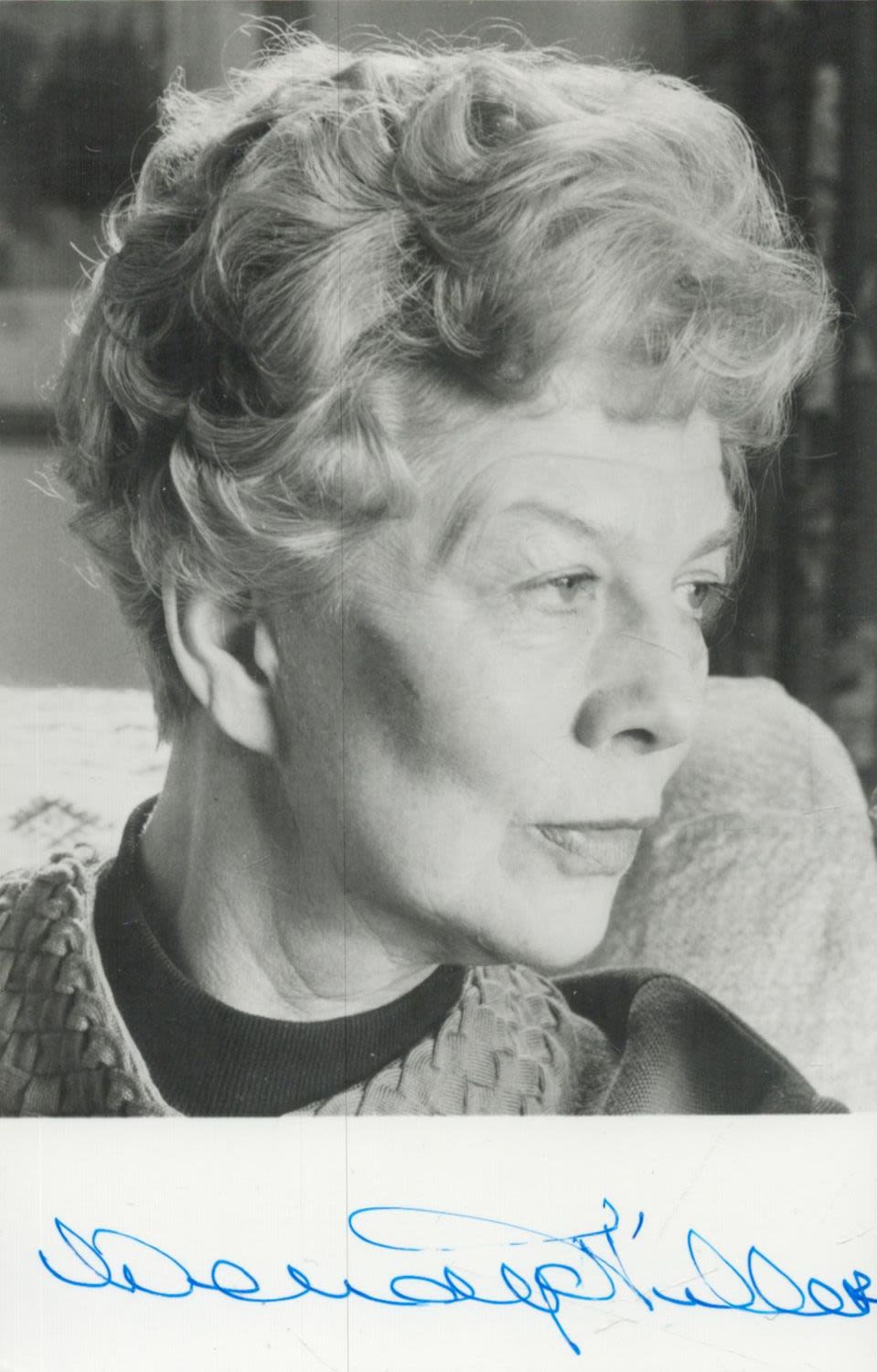 Lot 464: Wendy Hiller signed 5x3inch black and white photo....