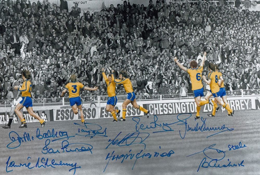 Lot 66: Autographed 1976 SOUTHAMPTON 12 x 8 photo :...
