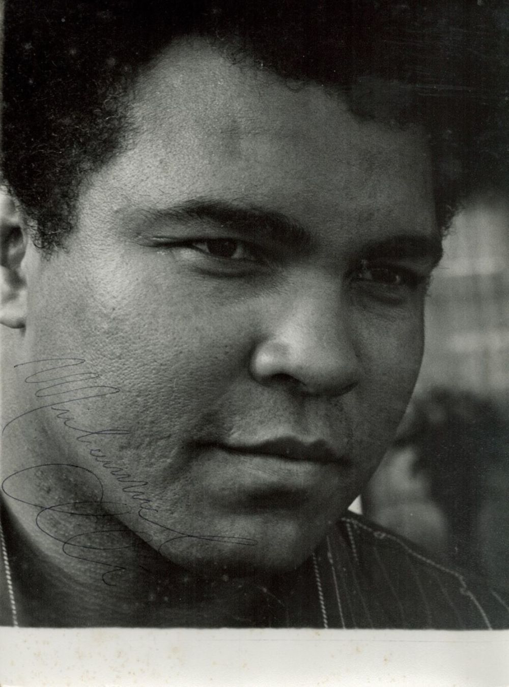 Lot 199: Boxing Muhammad Ali signed 9x7 inch vintage black...