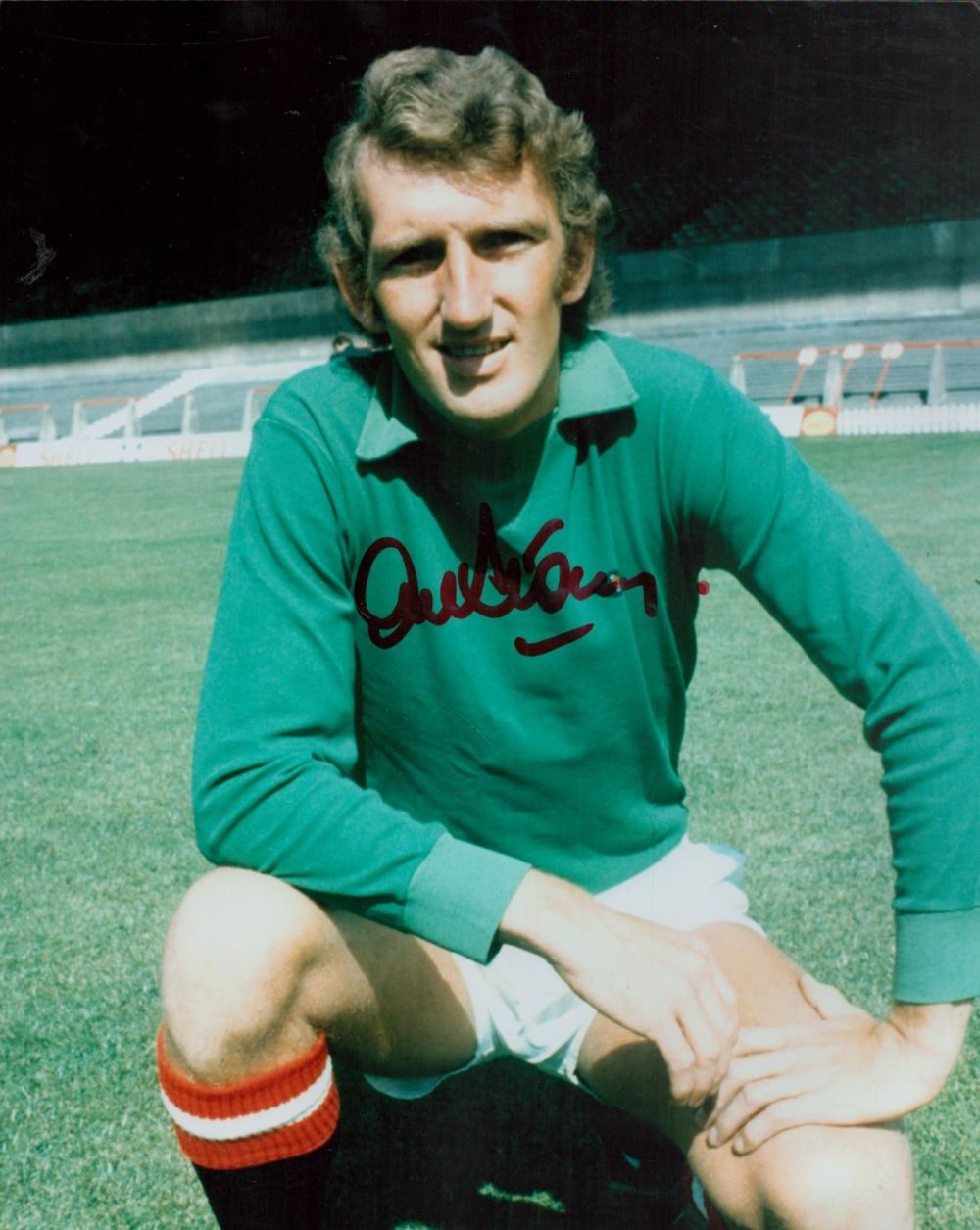 Lot 252: Football. Alex Stepney Signed 10x8 inch colour Photo....