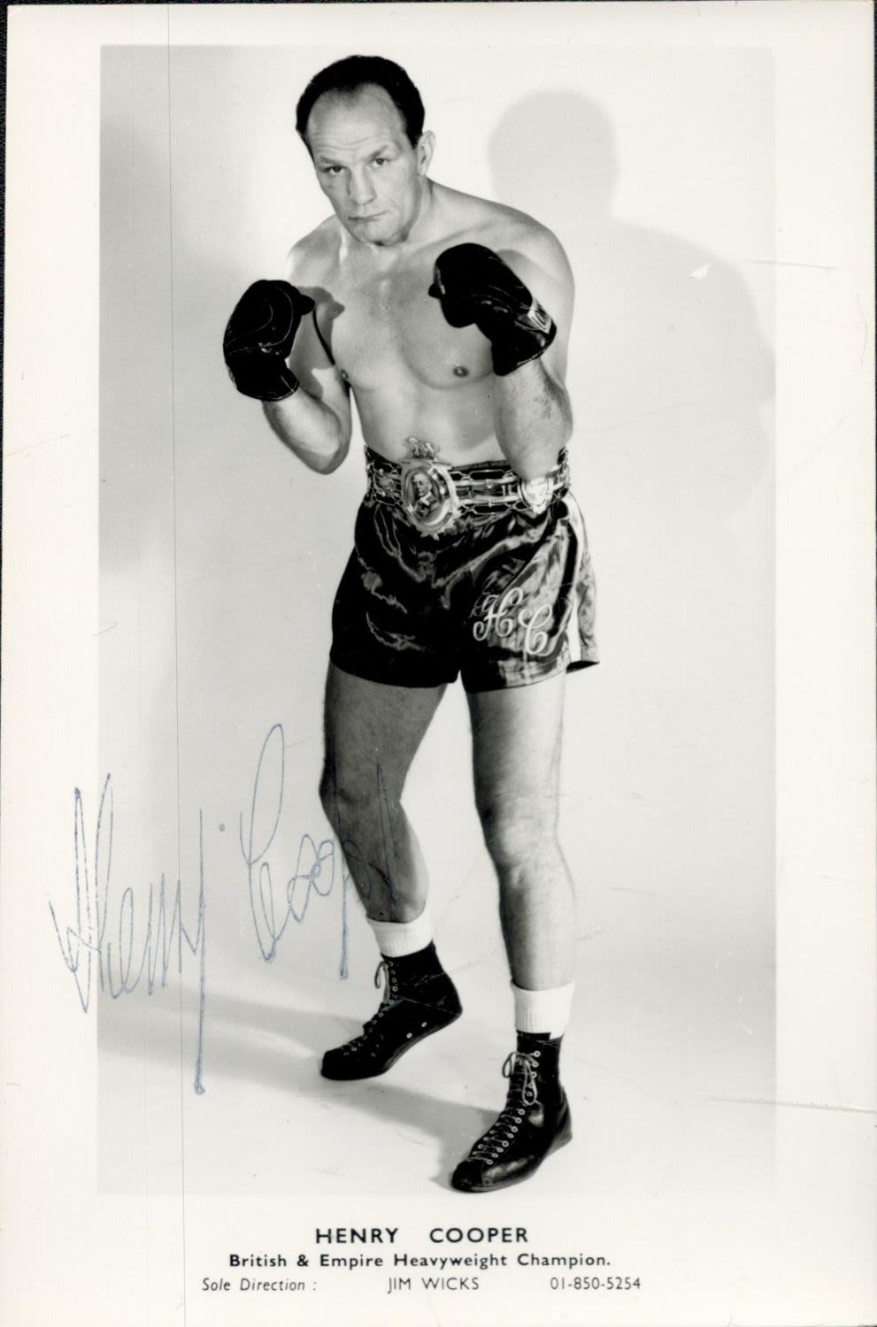 Lot 255: Boxing. Henry Cooper Signed 6. 5 x 4....