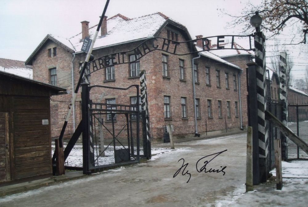 Lot 273: WW2 Auschwitz survivor Iby Knill signed 8x12 photo....
