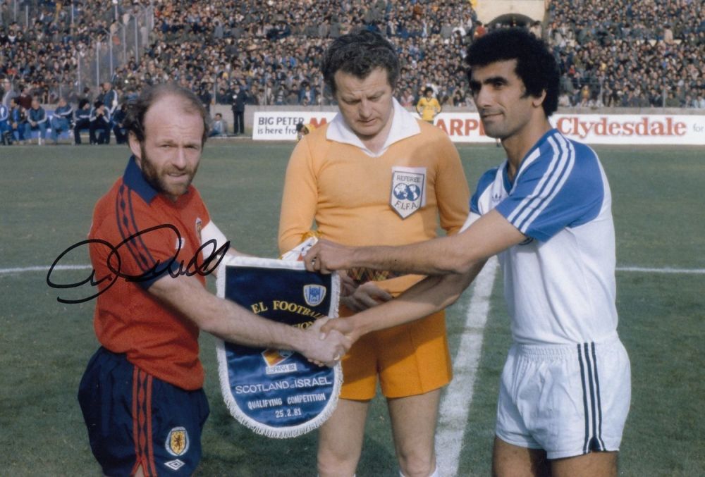 Lot 361: Autographed ARCHIE GEMMILL 12 x 8 photo :...