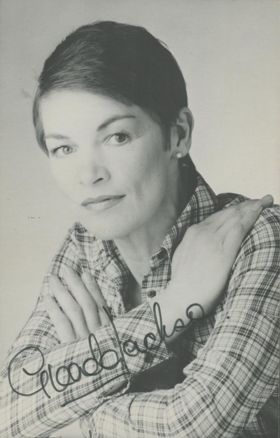 Lot 459: Glenda Jackson signed black & white photo 5.5x3.5...