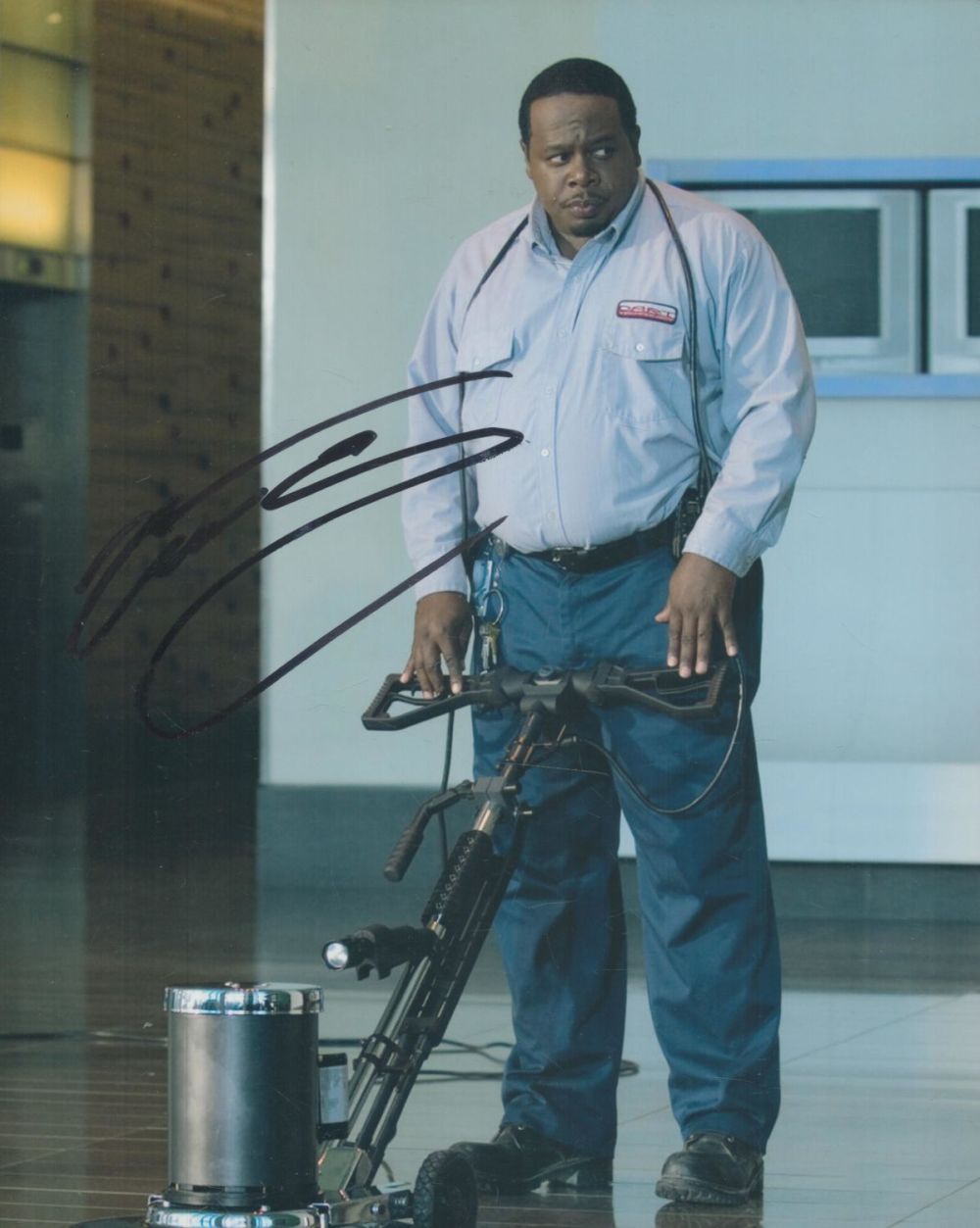 Lot 179: Cedric The Entertainer signed 10x8 inch colour photo....