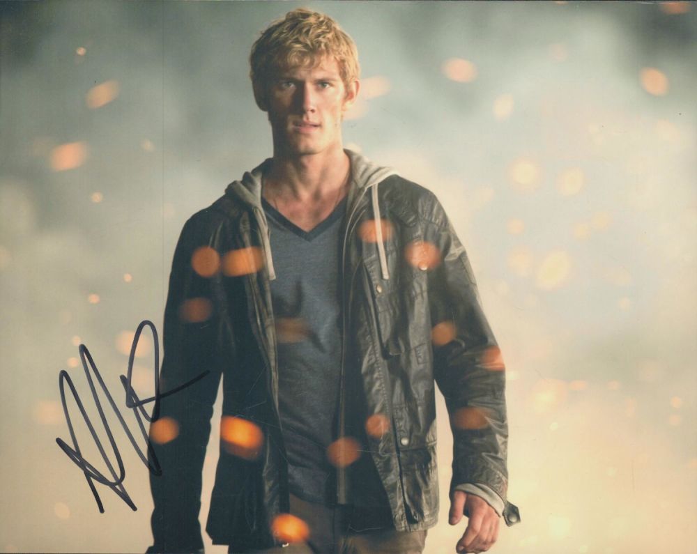 Lot 253: Alex Pettyfer signed 10x8 inch colour photo. Good...