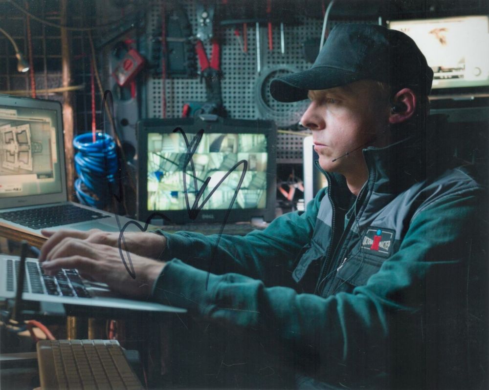 Lot 320: Simon Pegg signed 10x8 inch colour photo. Good...