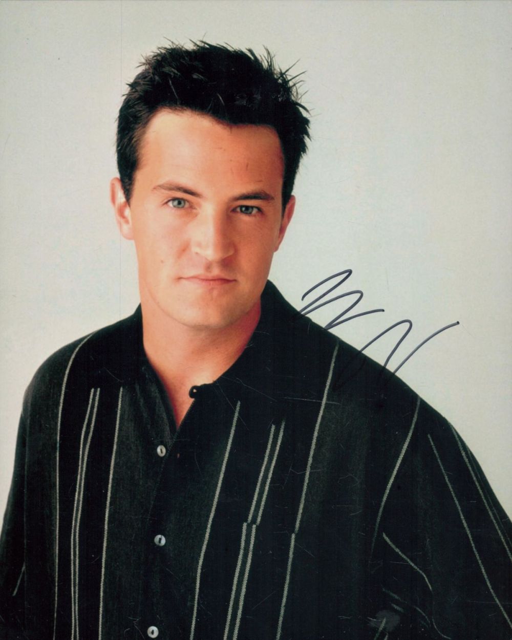 Lot 330: Mathew Perry signed 10x8 inch colour photo. Good...