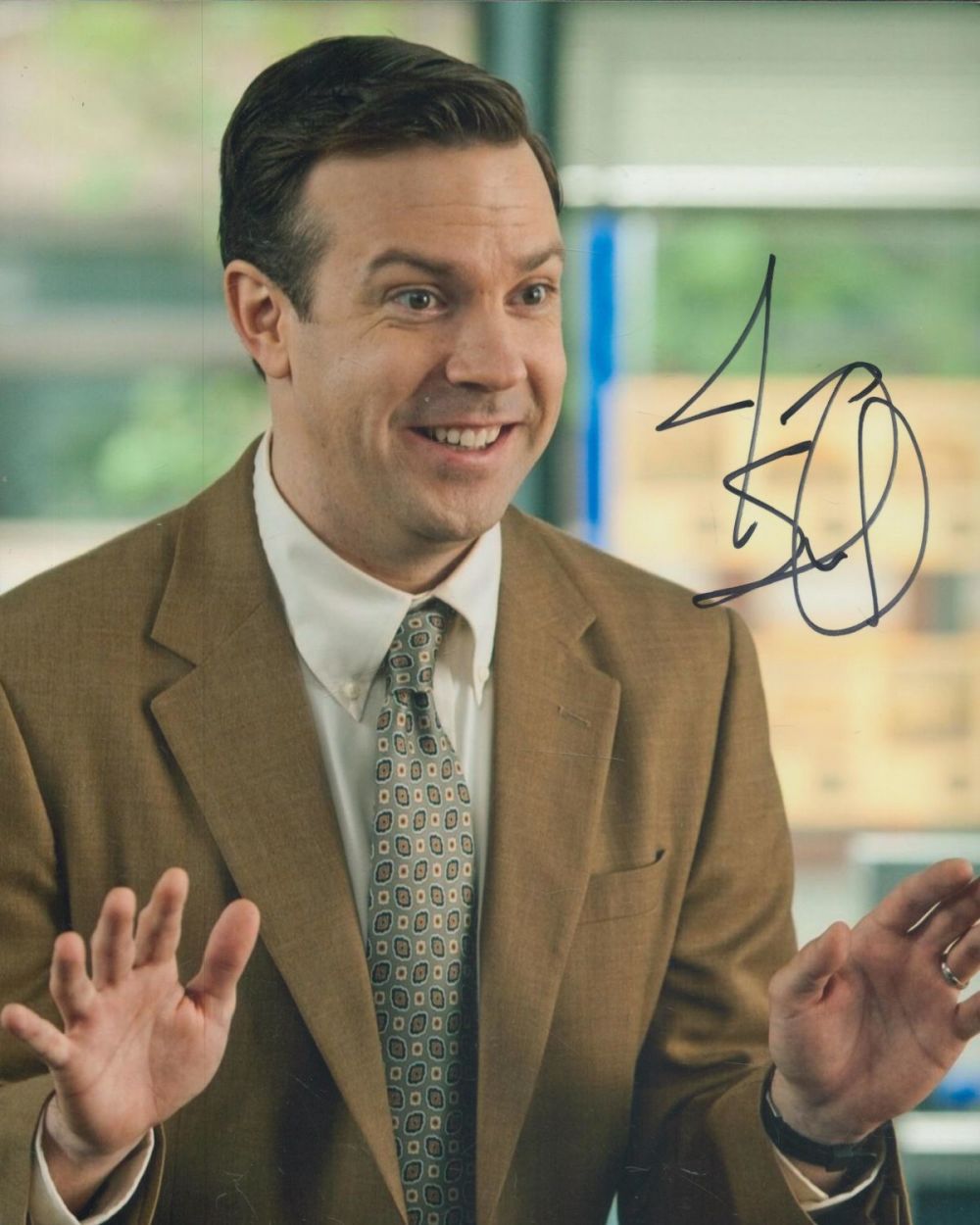 Lot 357: Jason Sudeikis signed 10x8 inch colour photo. Good...
