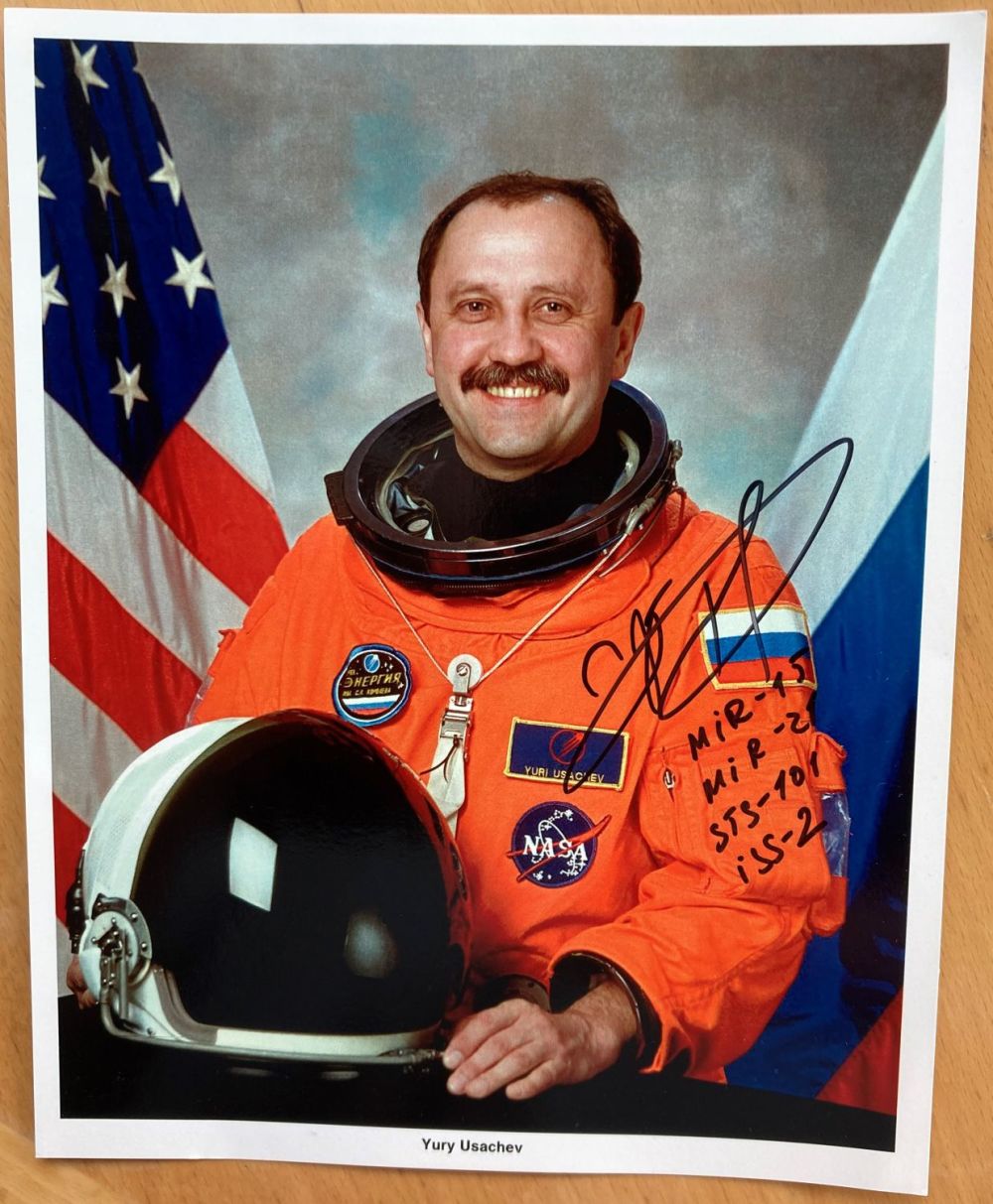Lot 177: Yuri Usachev Cosmonaut Space Shuttle Astronaut signed 10...