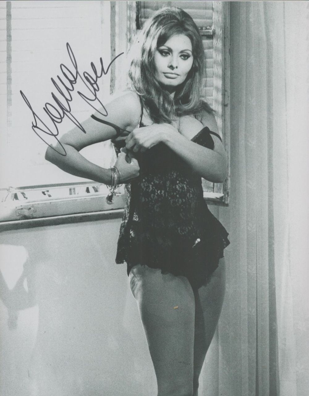 Lot 363: Sophia Loren signed black and white photo 10x8...