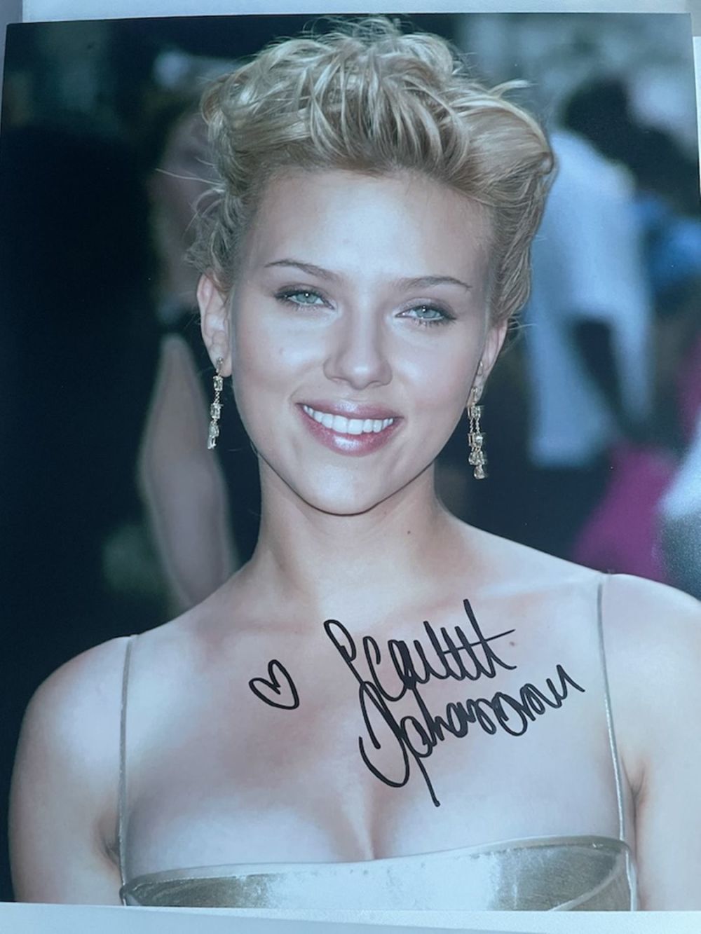 Lot 81: Scarlett Johansson American Danish Actress 10x8 inch signed...