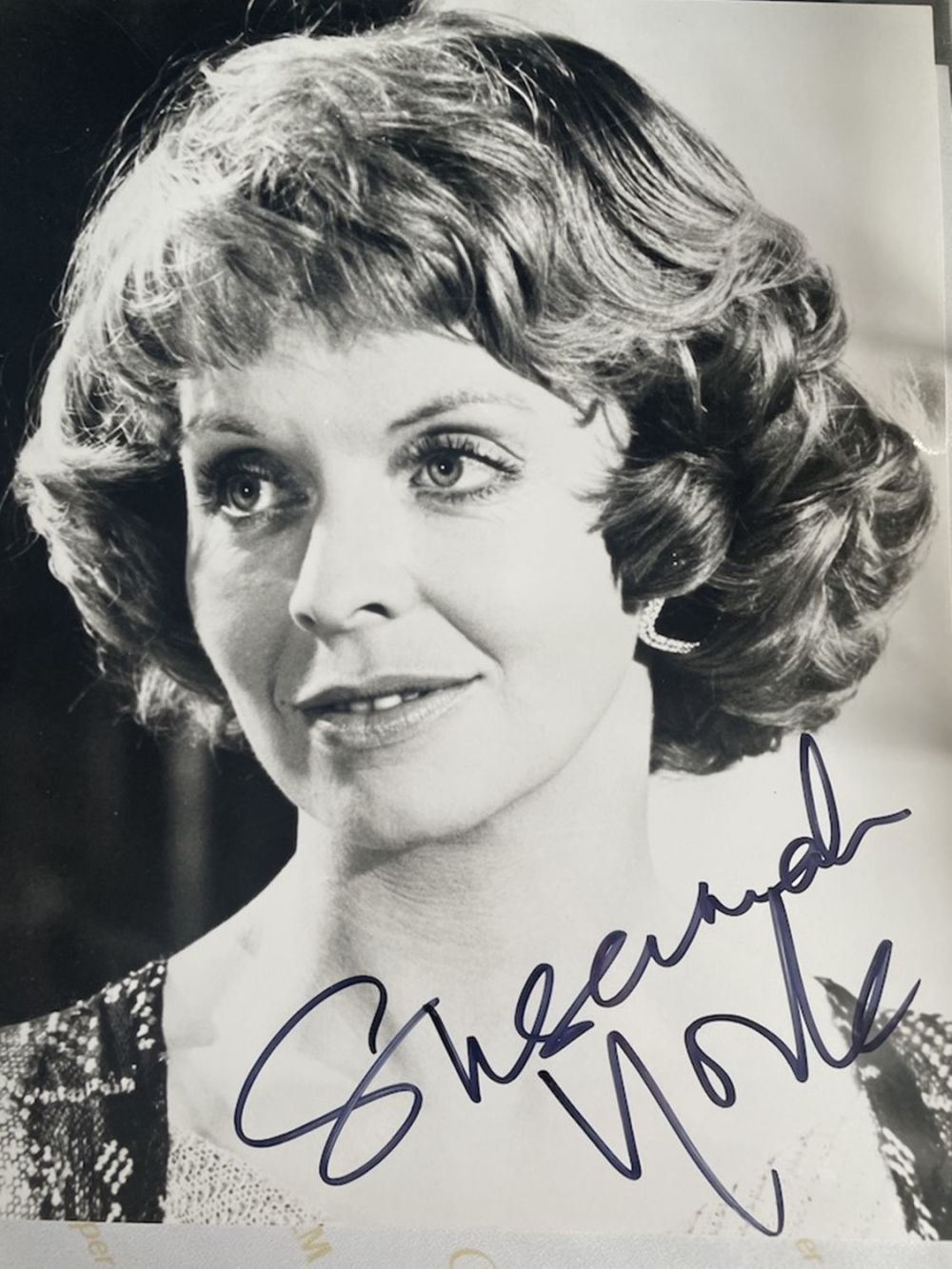 Lot 129: Susannah York Great British Actress 10x8 inch signed...