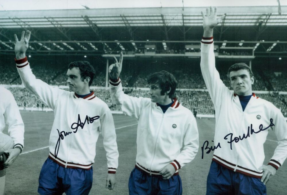 Lot 138: Autographed MAN UNITED 12 x 8 photo :...