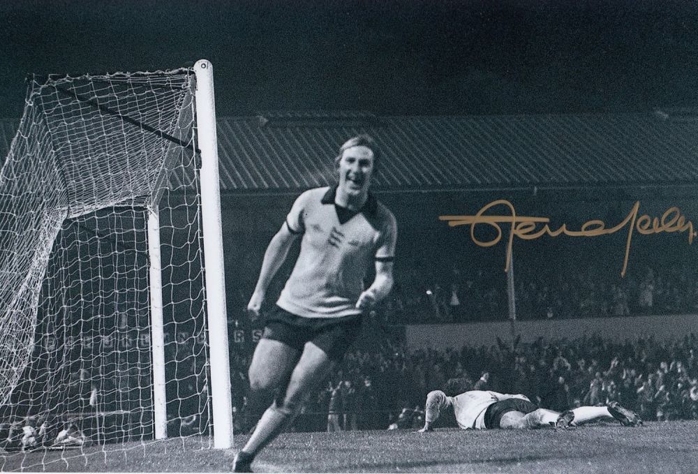 Lot 426: Autographed STEVE DALEY 12 x 8 photo :...