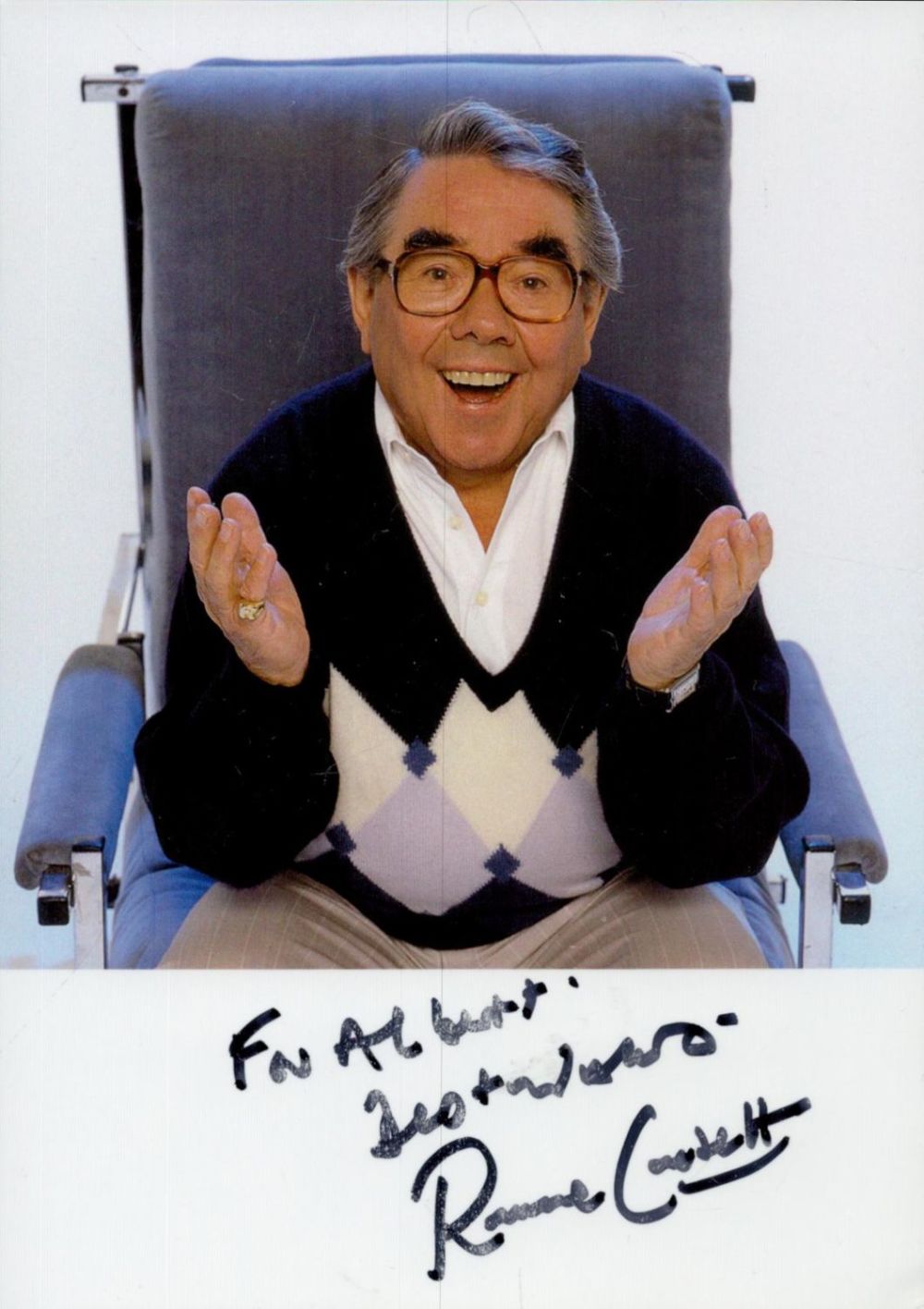 Lot 539: Ronnie Corbett signed 6x4 inch colour photo. Good...