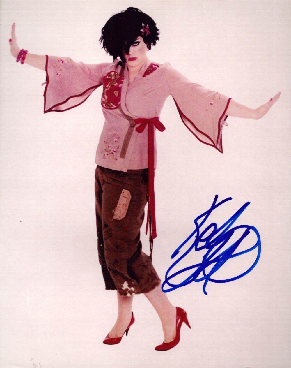 Lot 183: Kelly Osbourne signed 10x8 inch colour photo. Good...