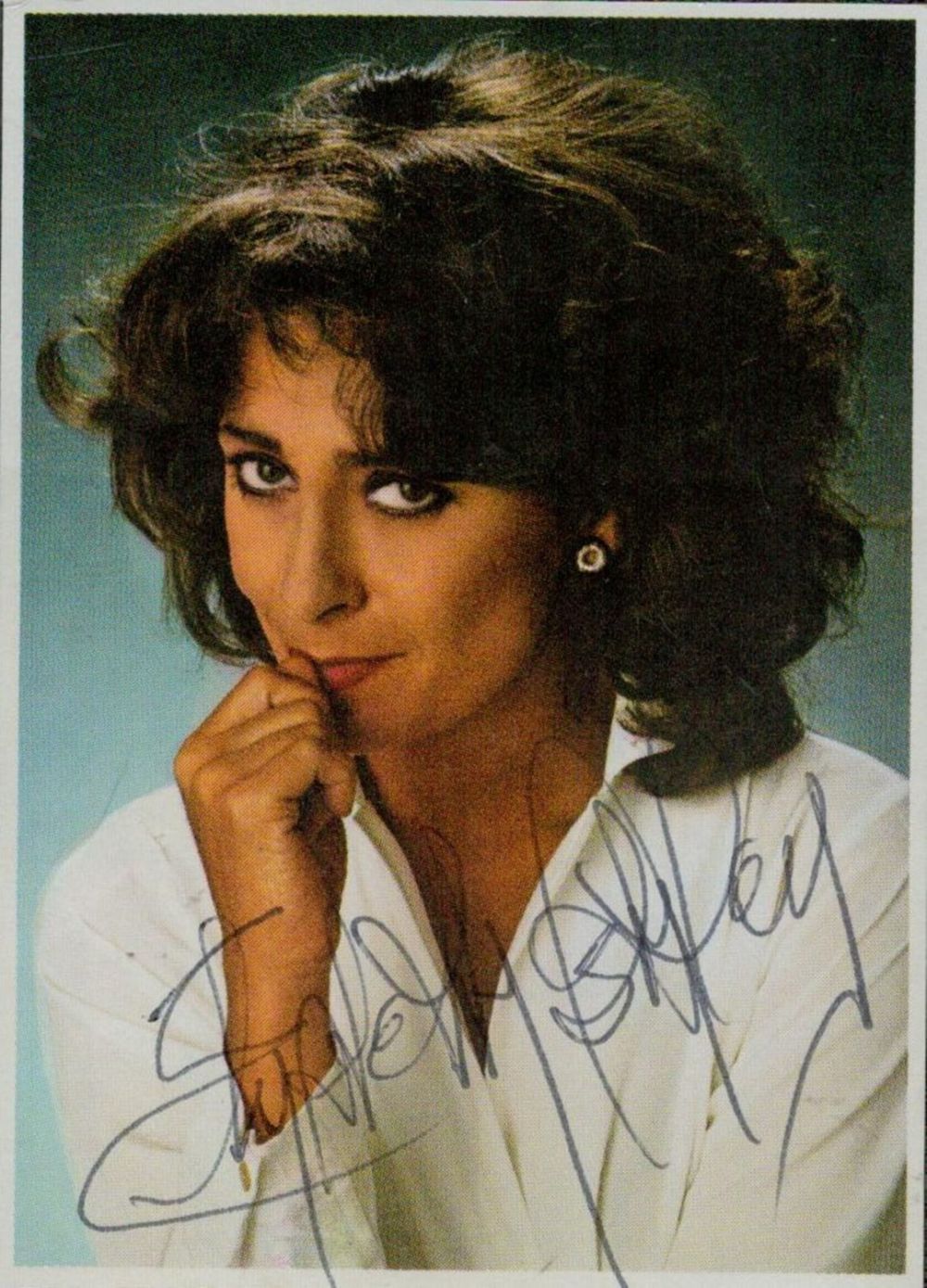 Lot 711: Elizabeth Ashley signed 3x2inch colour magazine photo. Good...