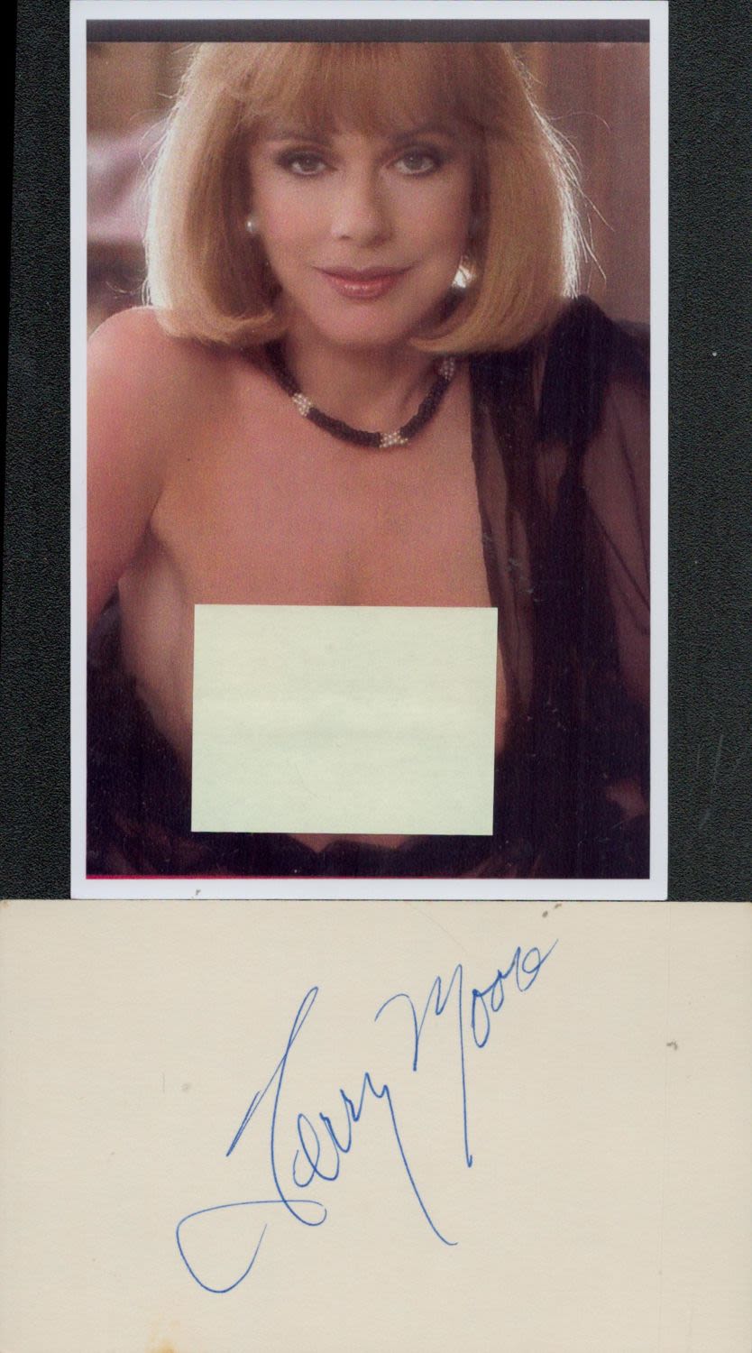Lot 729: Terry Moore signed card with unsigned photo. Good...