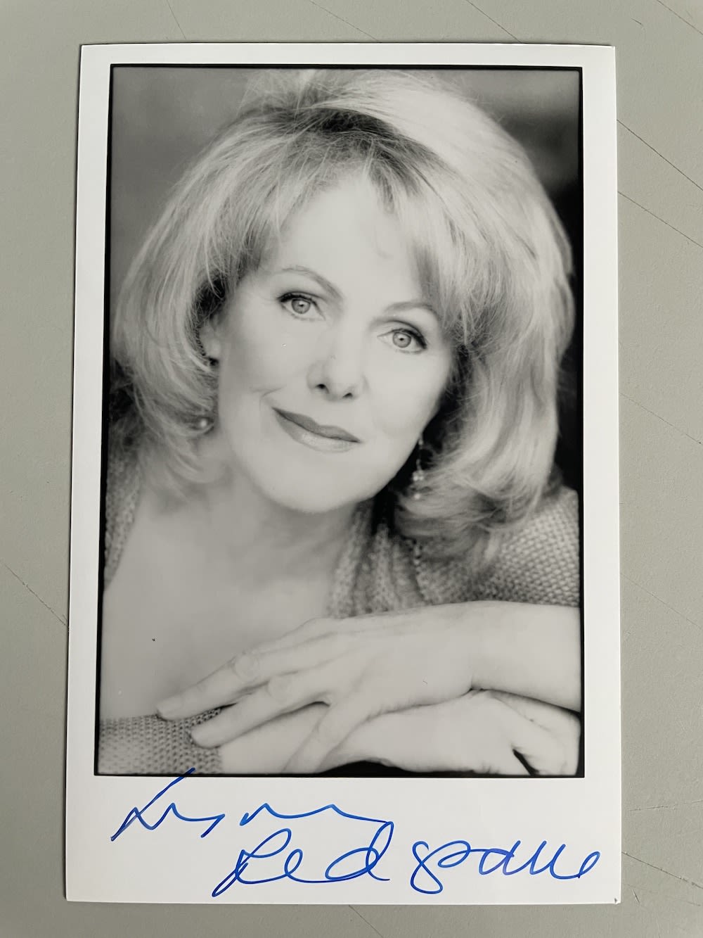 Lot 222: Lynn Redgrave Popular British Actress 6x4 inch signed...