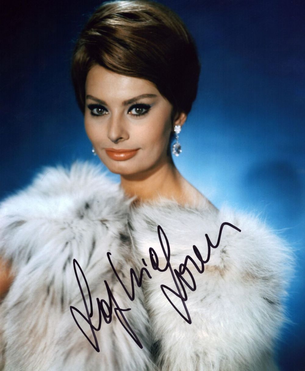 Lot 104: Sophia Loren signed 10x8 inch colour photo. Good...