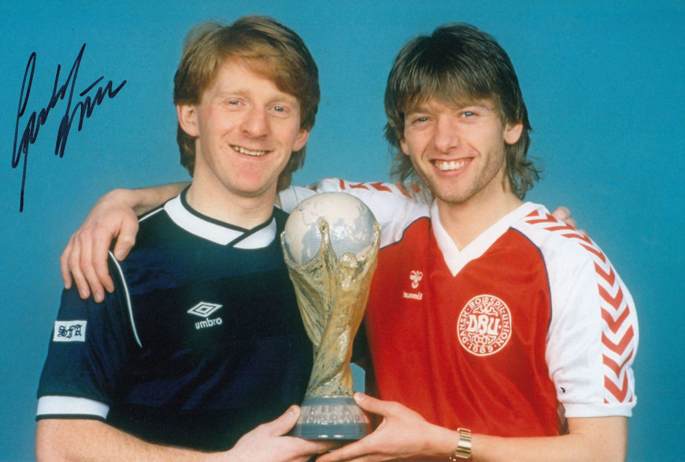 Lot 319: Autographed GORDON STRACHAN 12 x 8 photo :...