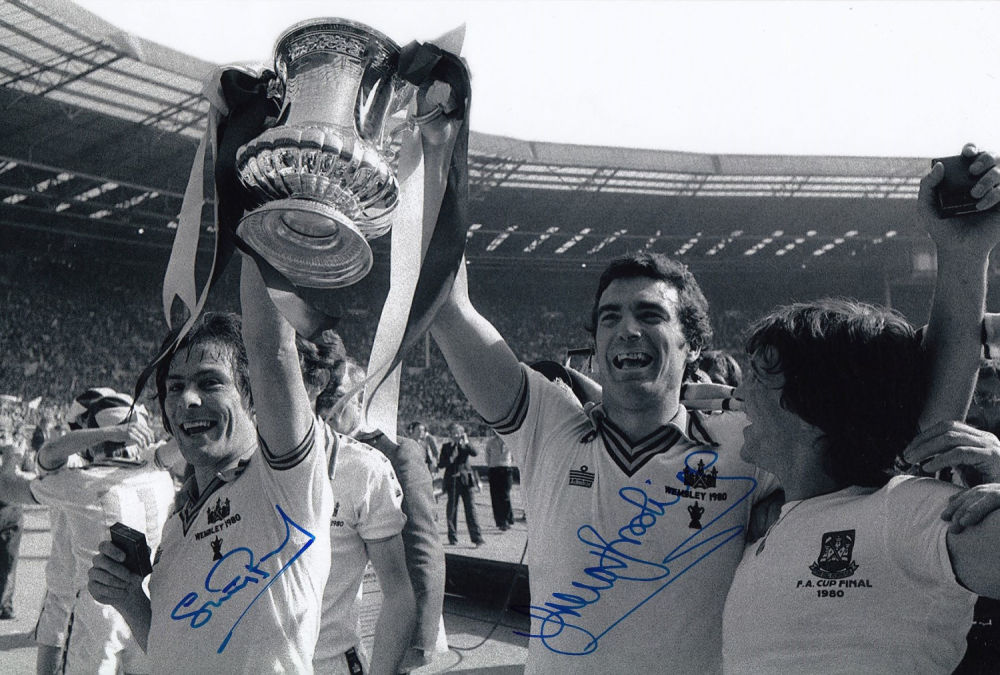 Lot 324: Autographed WEST HAM UNITED 12 x 8 photo...
