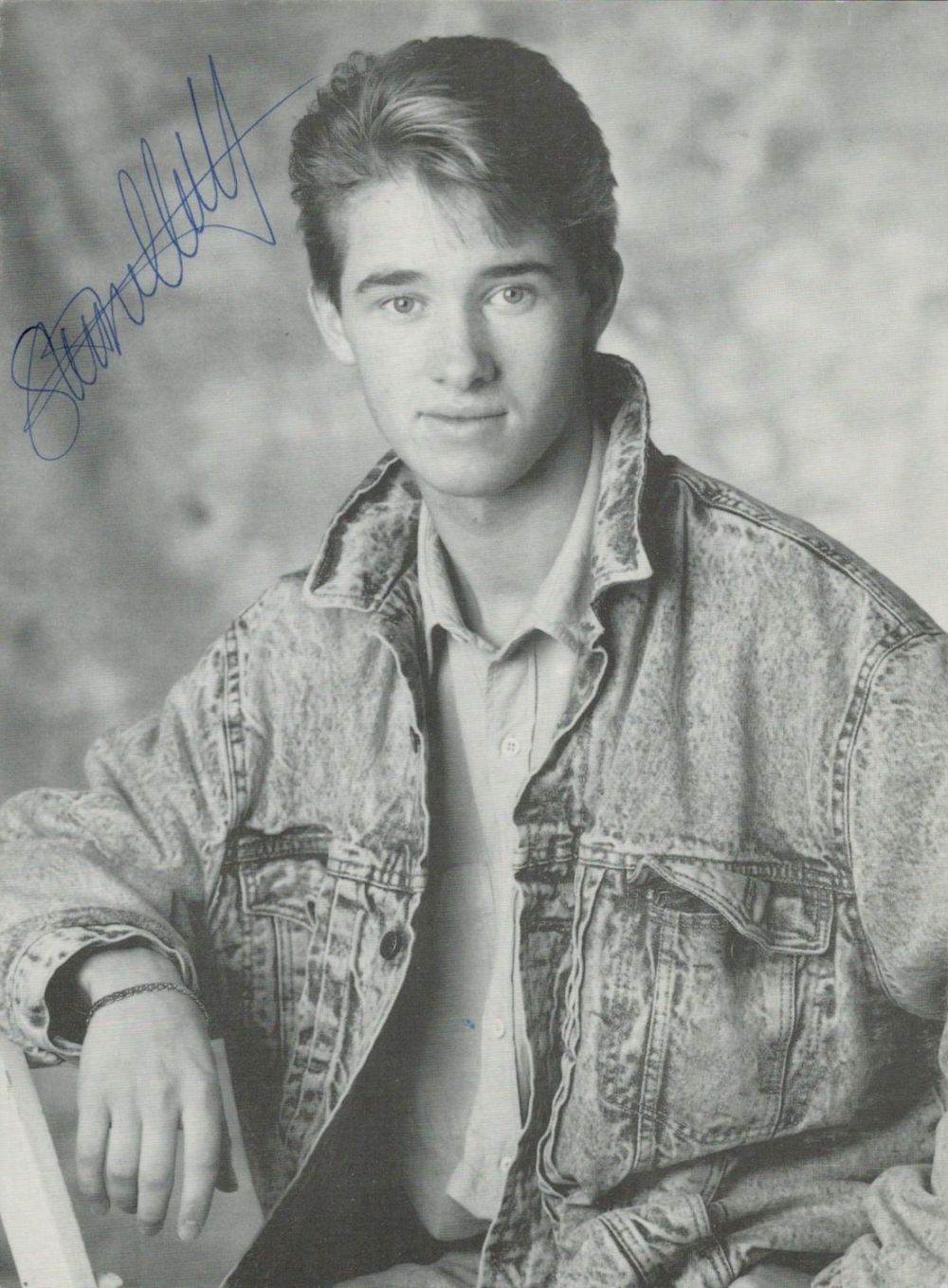 Lot 198: Stephen Hendry signed black and white photo. A...