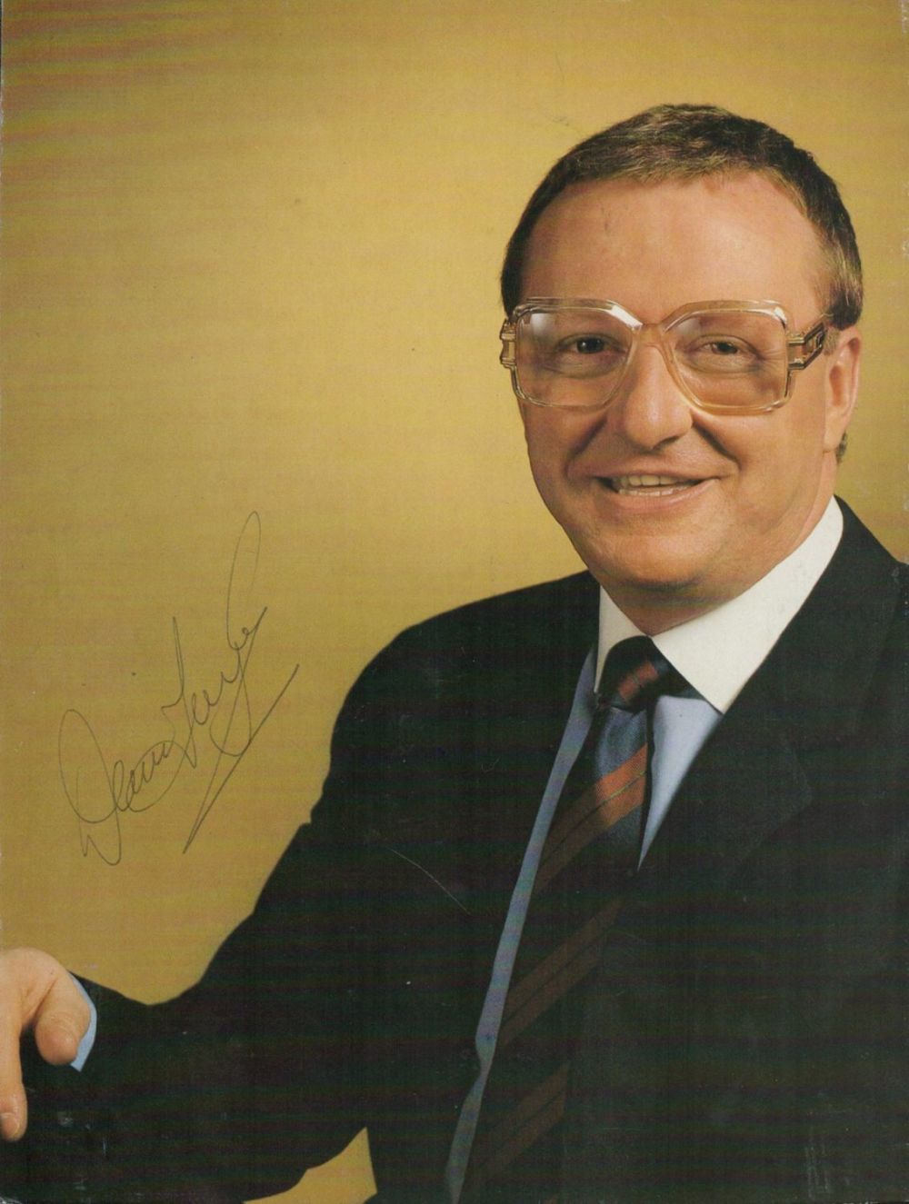 Lot 220: Dennis Taylor signed colour photo. Team Gdez Capital....