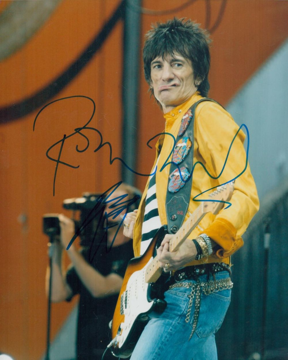 Lot 82: Ronnie Wood signed 10x8 inch colour photo. Good...