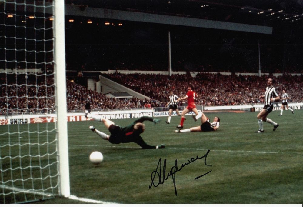 Lot 259: Autographed STEVE HEIGHWAY 12 x 8 photo :...