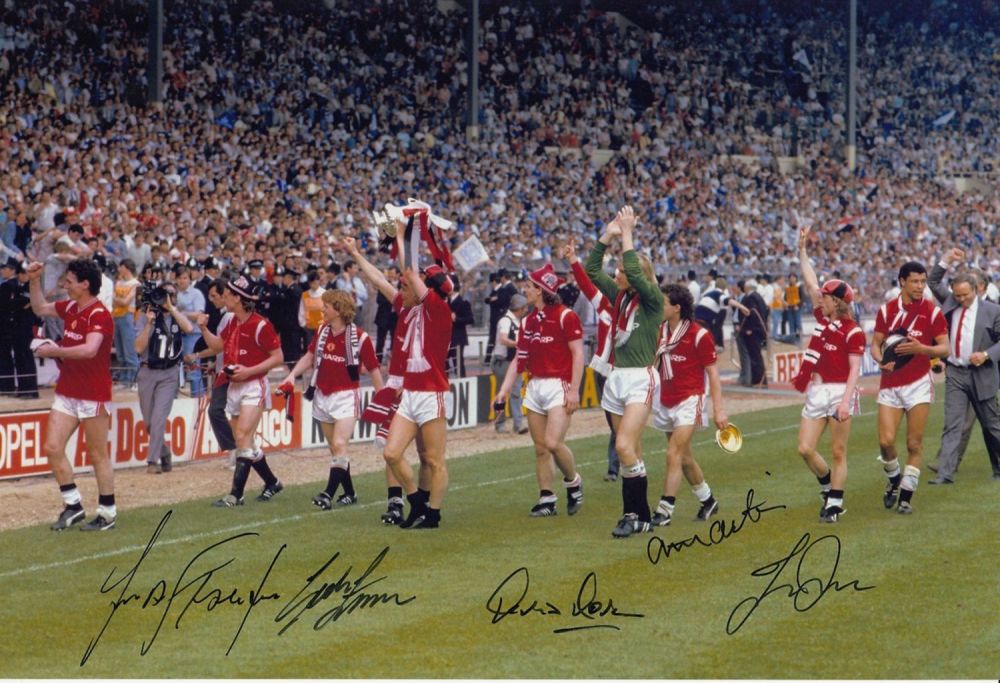 Lot 269: Autographed MAN UNITED 12 x 8 photo :...