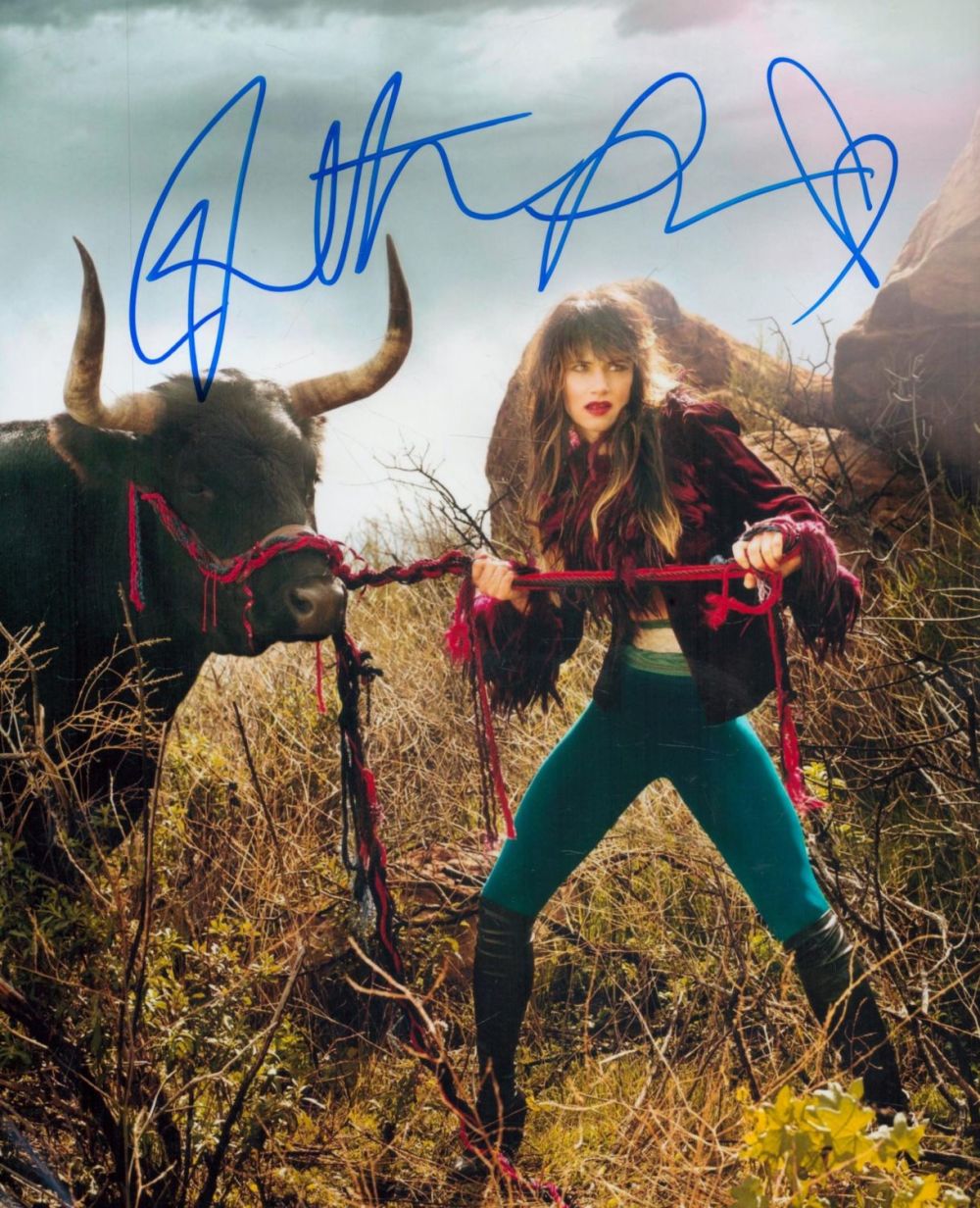 Lot 382: Juliette Lewis signed 10x8 inch colour photo. Good...