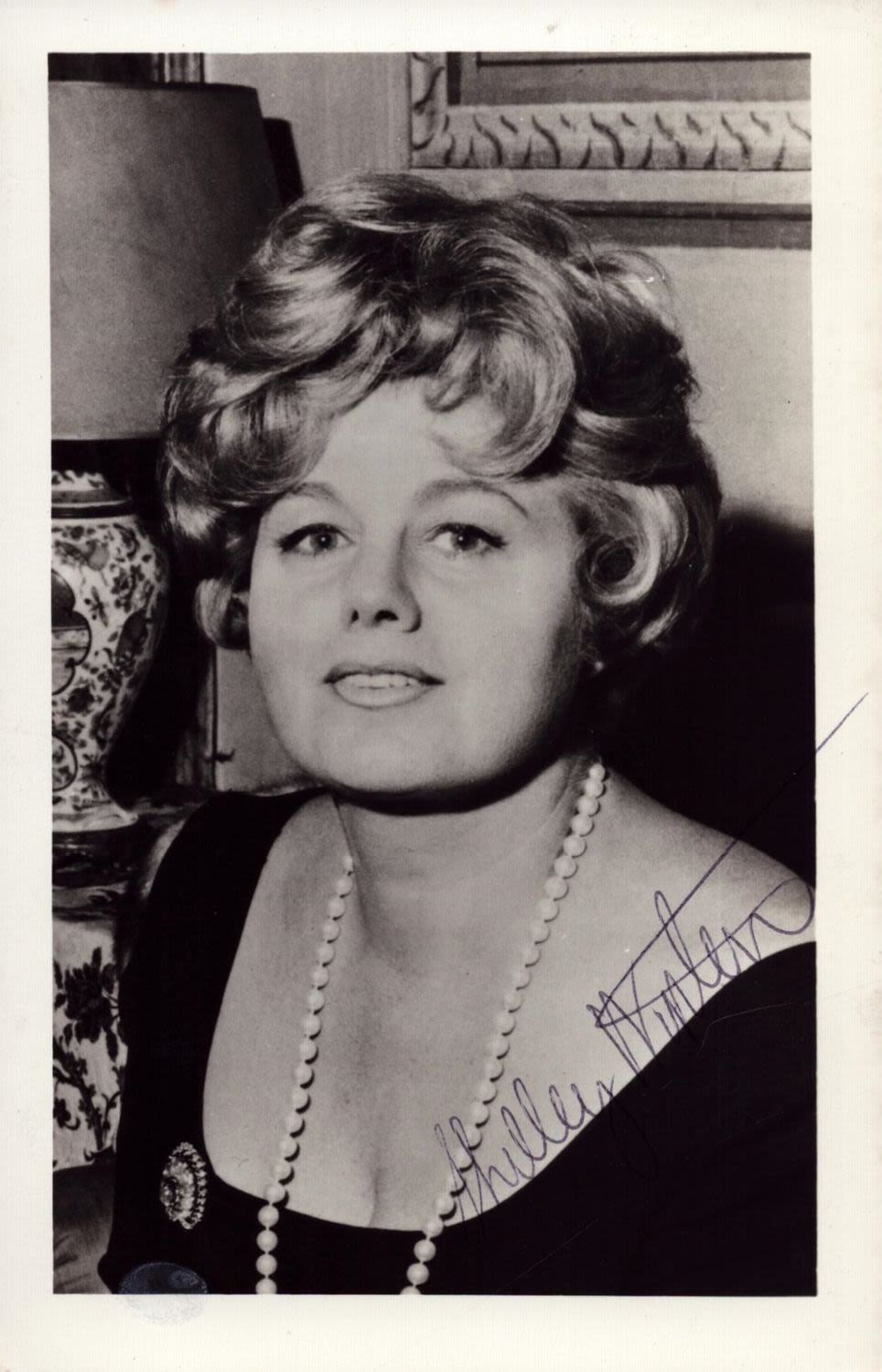 Lot 472: Shirley Winters signed 6x4 inch black and white...