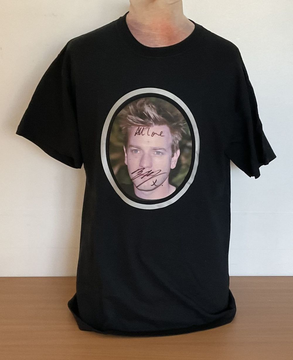 Lot 651: Ewan Mcgregor signed T-shirt worn by house band...