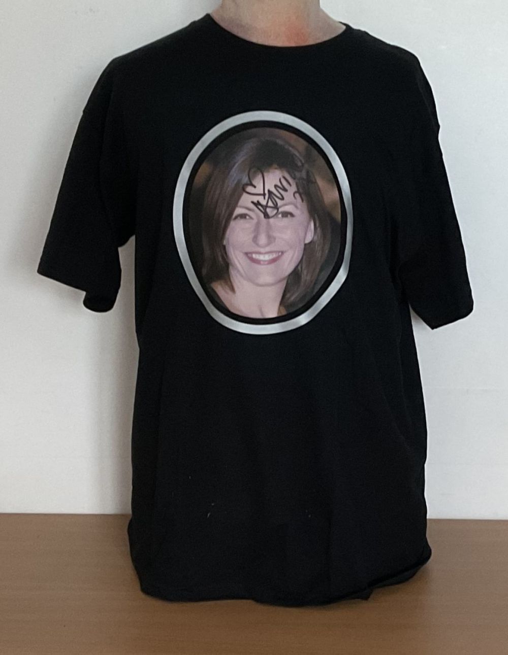 Lot 655: Davina McCall signed T-shirt worn by house band...