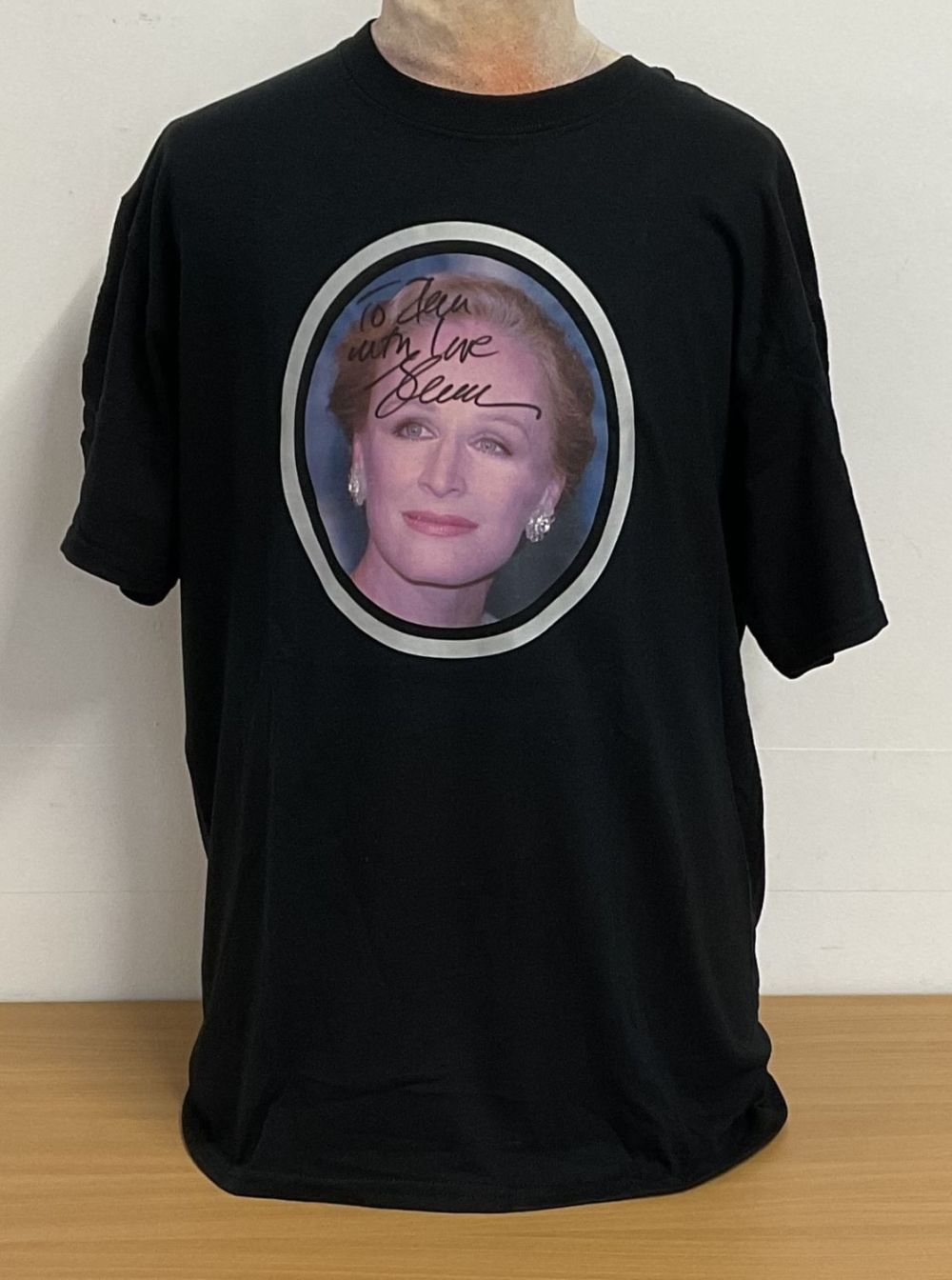 Lot 656: Glenn Close signed T-shirt worn by house band...