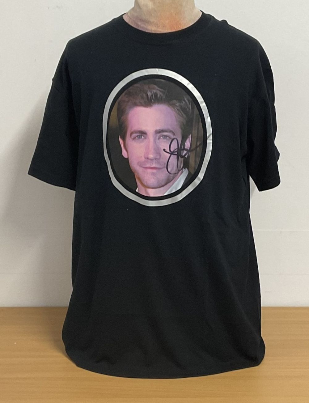 Lot 659: Jake Gyllenhaal signed T-shirt worn by house band...