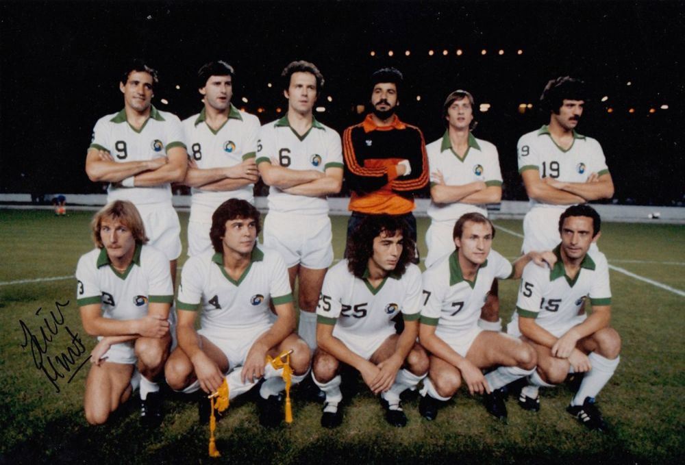 Lot 320: Autographed STEVE HUNT 12 x 8 photo :...