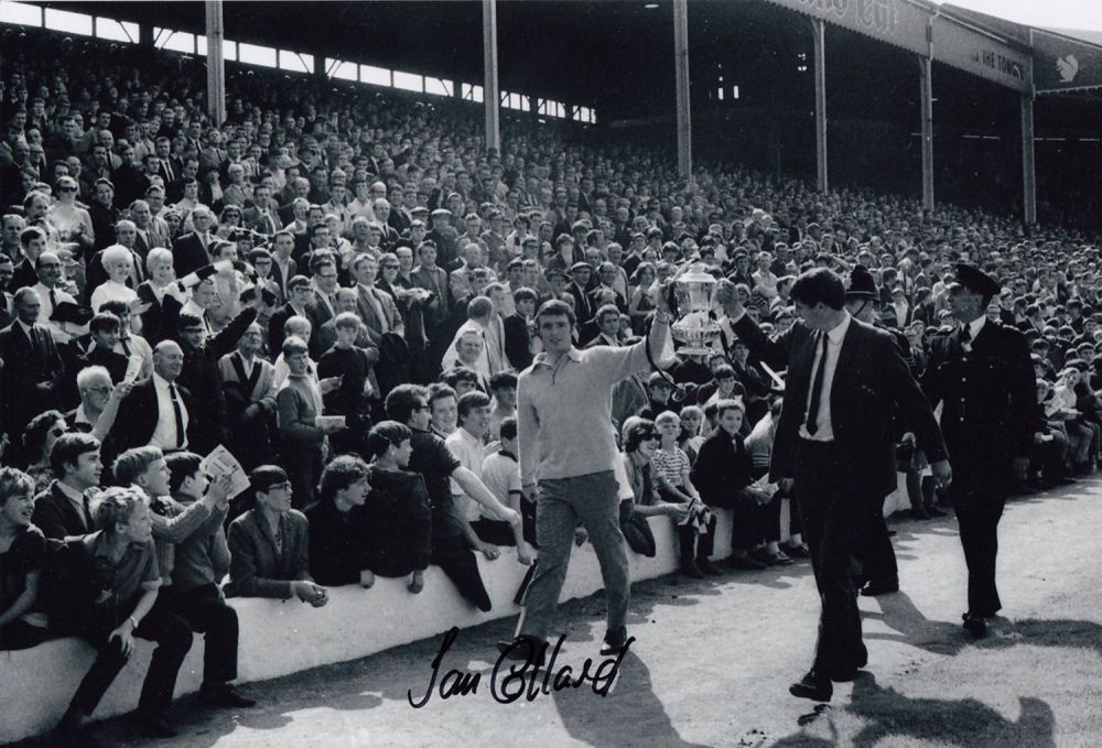 Lot 329: Autographed IAN COLLARD 12 x 8 photo :...