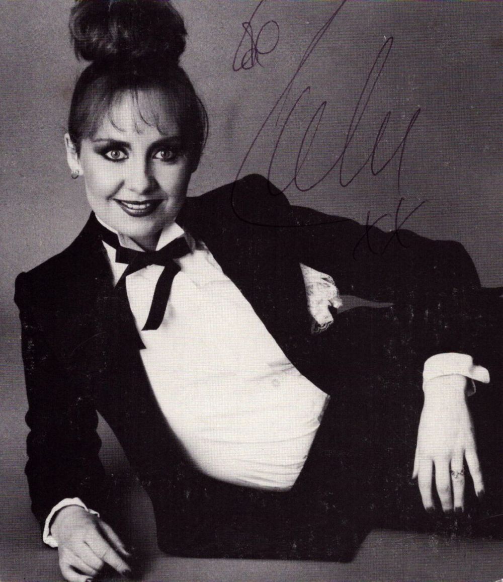 Lot 332: Lulu signed 4xinch black and white photo. Good...